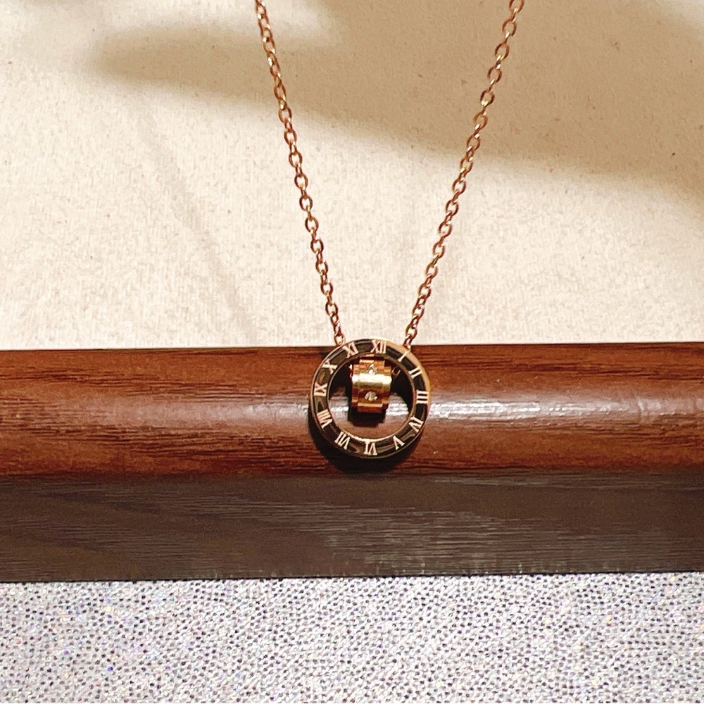 ✨ 18k gold plated rose gold Roman numeral necklace - Picture 6 of 11